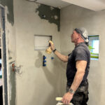 Terramore-Bodendesign Bad Mikrozement Finca mit Gravuren