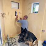 Terramore-Bodendesign Bad Mikrozement Finca mit Gravuren